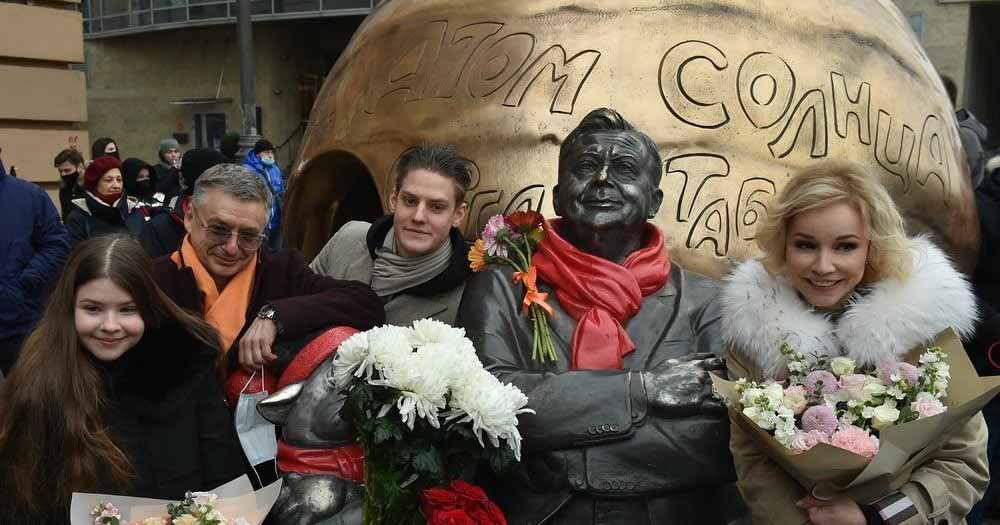 Семья Олега Табакова открыла памятник директору — фото