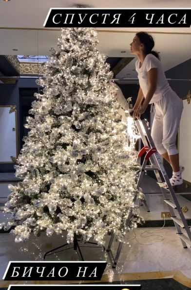 Оксана Самойлова лично украшает елку