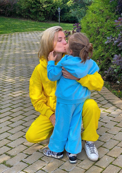 Полина Гагарина с дочерью 