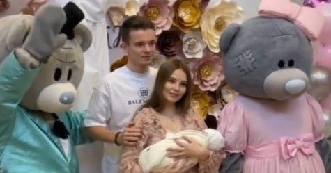 Арсений Шульгин забрал жену и новорожденную дочку из роддома