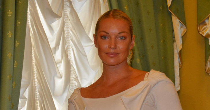 Снова за старое: голая Анастасия Волочкова накрылась веником в купели