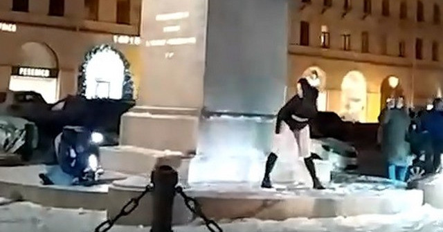 «Тверк Львица» устроила развратные танцы перед собором в центре Петербурга.