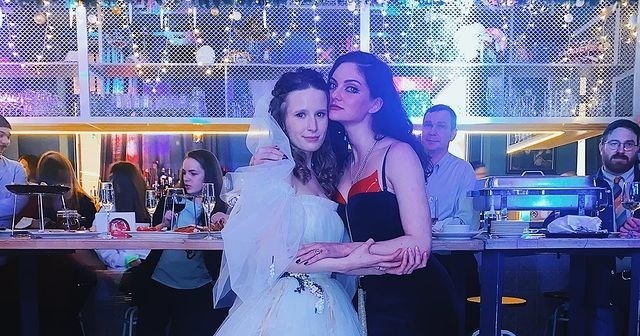 Монету закинули пышной свадьбой через месяц после покраски