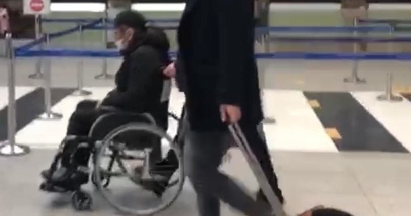 С трудом уезжает из Москвы: Бари Алибасов замечен в инвалидной коляске в аэропорту