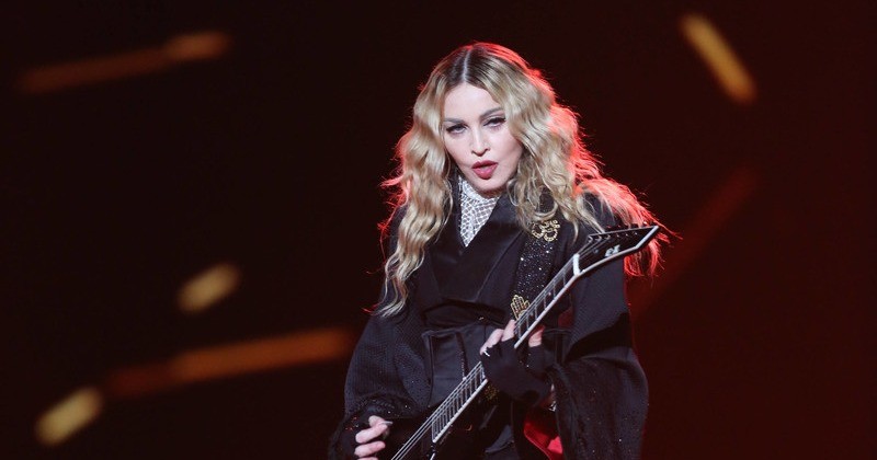 Шлюха в действии!  62-летняя Мадонна шокировала публику фото в обтягивающем нижнем белье