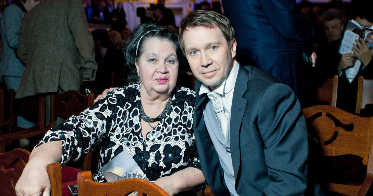 Актеры Театра Табакова устроили праздник по случаю юбилея матери Евгения Миронова.