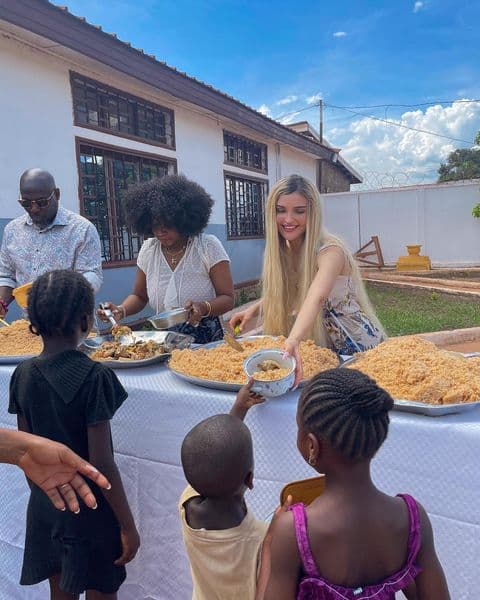 Дина Саева кормит местных детей рисом, Instagram