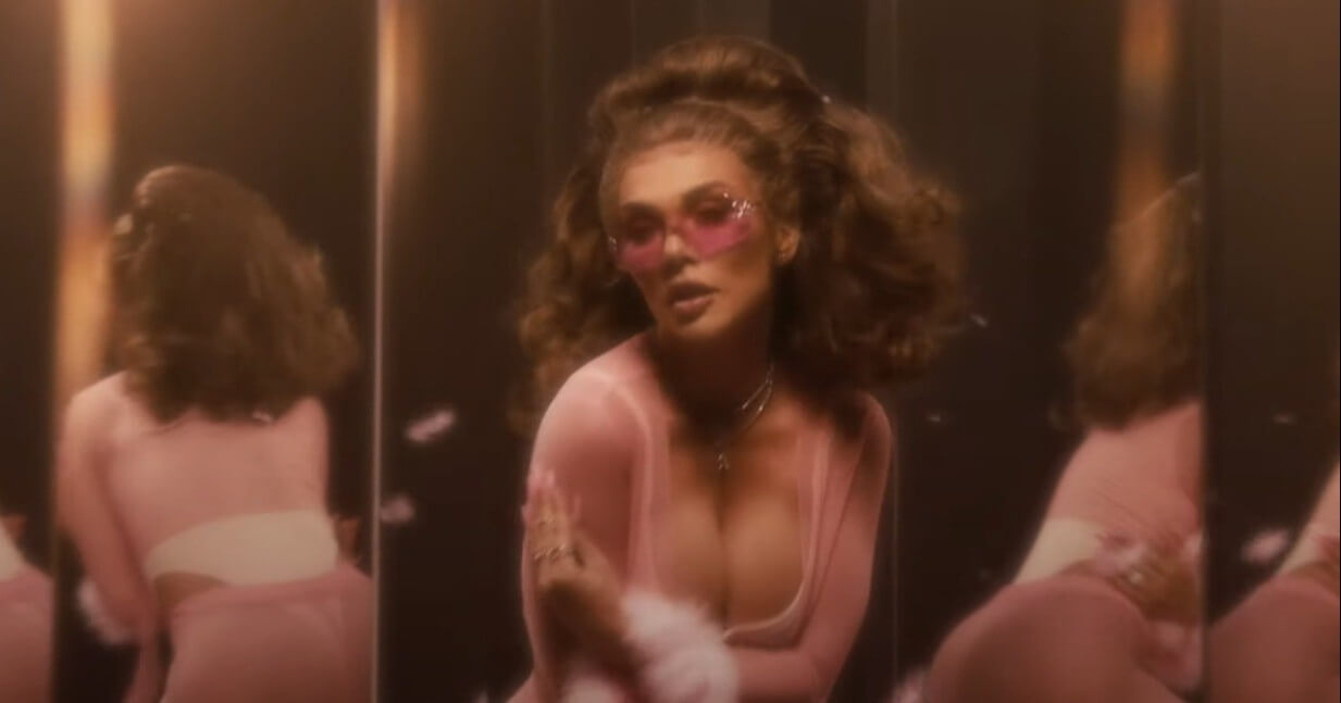 Выступающие соски и розовые лосины.  Анна Седокова выпустила клип на песню «Не люби его».