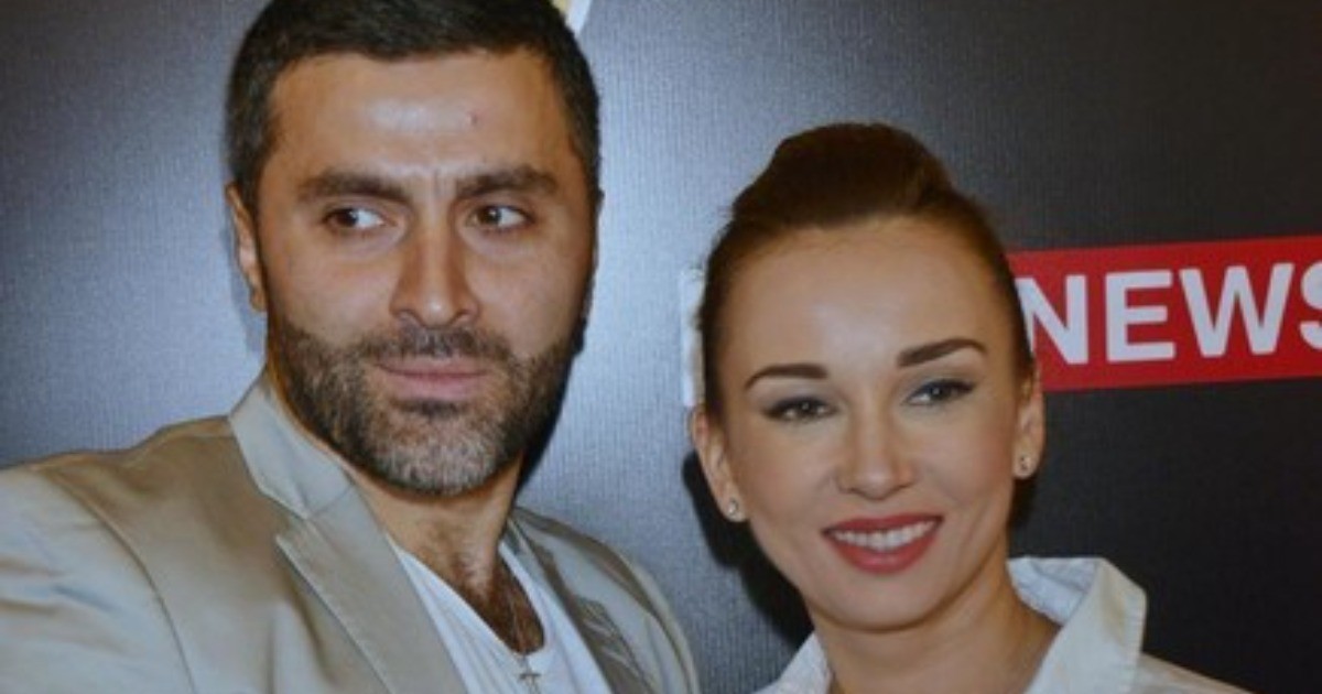 Бывший муж Анфисы Чеховой впервые опубликовал фото с новой женой и сыном Персеем