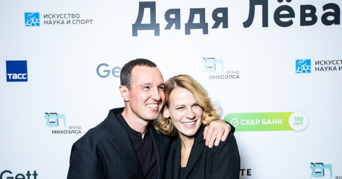 Ида Галич в мятых штанах и Игорь Верник на руках Александры Чайлд.  Премьера спектакля «Дядя Лева».