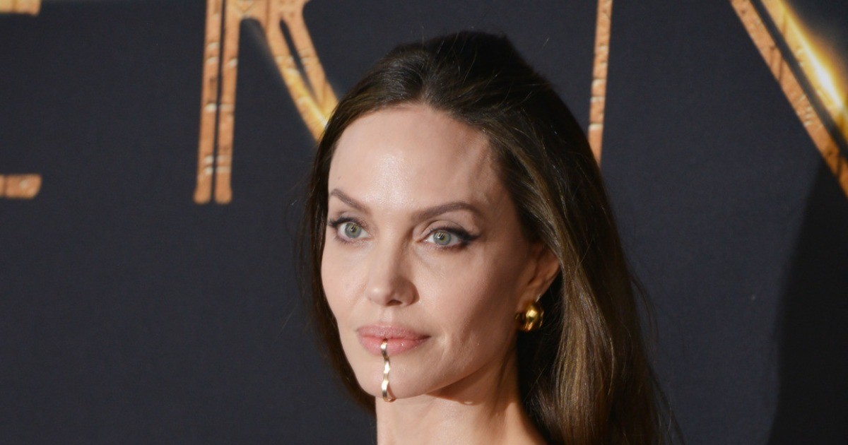 Анджелина Джоли подарила дочери прозрачное платье.  Кому наряд больше к лицу?