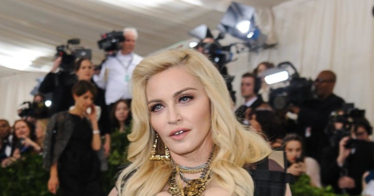 «Совершенно безумно!»: Мадонна снялась в образе мертвой Мэрилин Монро