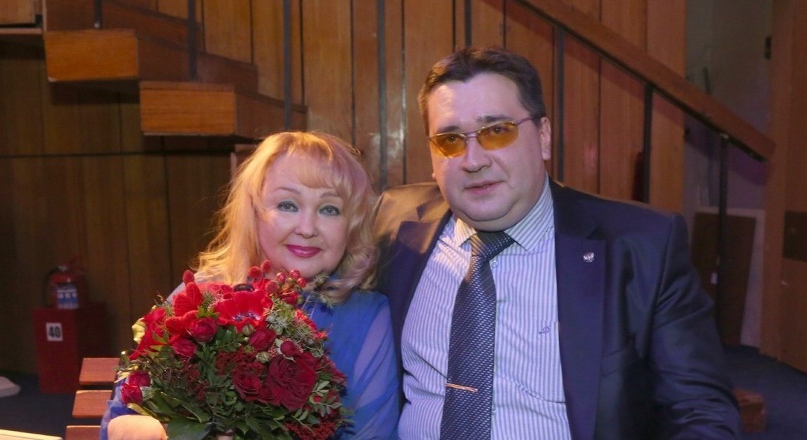 45-летний сын Натальи Гвоздиковой живет с мамой и водит женщин в командировки