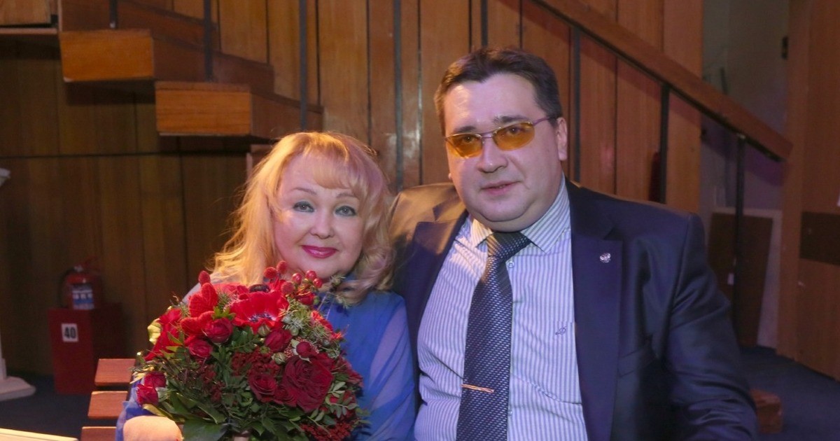 45-летний сын Натальи Гвоздиковой живет с мамой и водит женщин в командировки