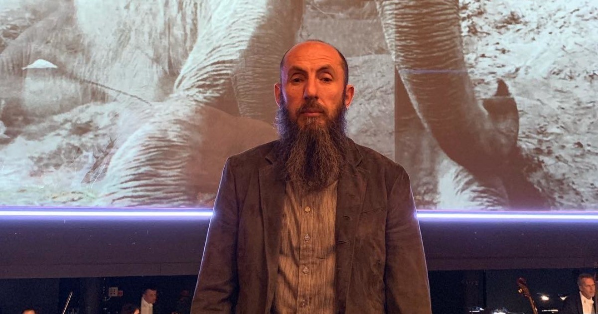 Новый директор МХАТ срывает портрет Эдуарда Боякова со стены почета — видео