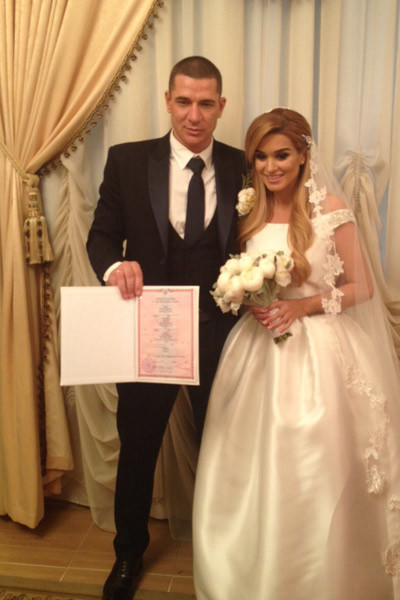 Для свадьбы с Курбаном Бородина выбрала классическое платье невесты.