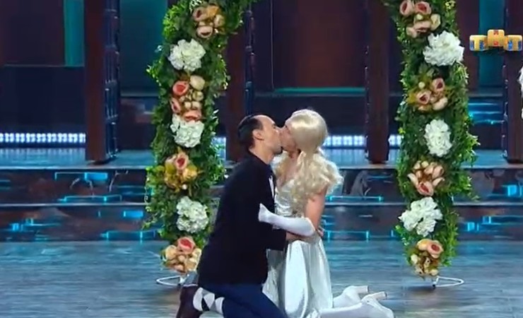 Зрители были в шоке от увиденного и еще несколько дней обсуждали поцелуй Дорохова с участником коллектива.