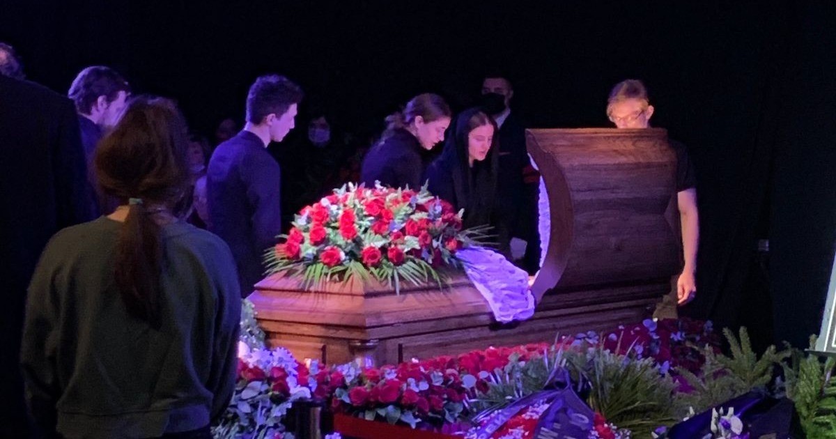 «Спасибо!»: Вера Алентова произнесла прощальную речь у гроба Валерия Гаркалина