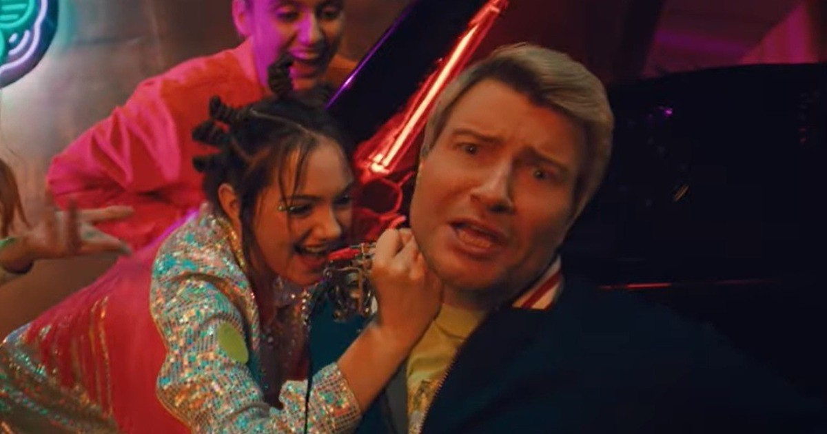 «Безумно влюблен»: Евгения Медведева снялась в клипе Дани Милохина и Николая Баскова