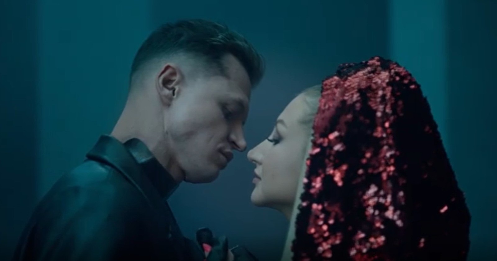 Костенко не будет ревновать?  Тарасов сыграл любовника в клипе экс-участника «ДОМА-2».
