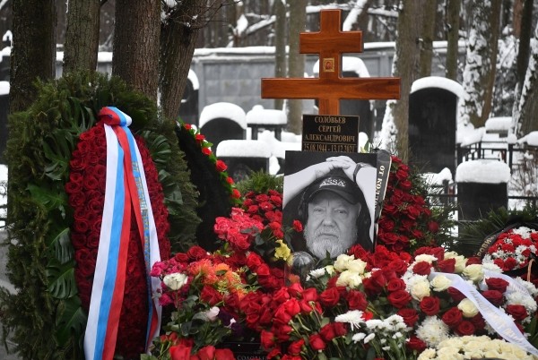 Режиссера похоронили 16 декабря. 