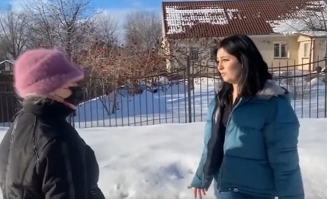 Родственники пытаются помочь родственникам и вытащить их, но их зомбируют Родственники пытаются помочь родственникам и вытащить их, но их зомбируют