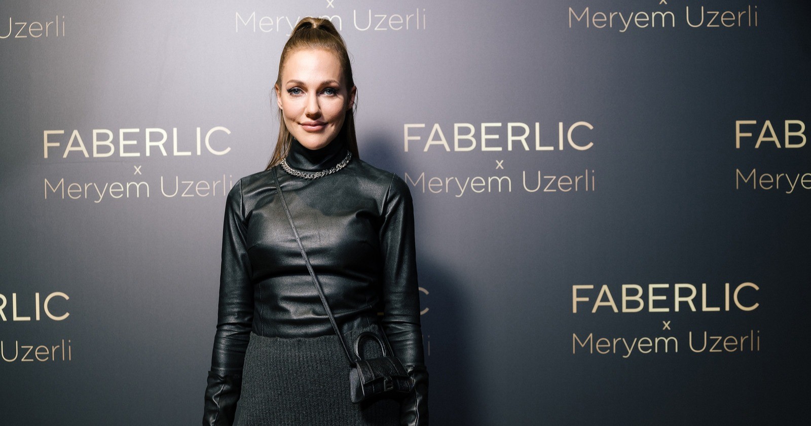 Total black, кожа и юбка-макси: Мерьем Узерли посетила закрытую вечеринку в Москве