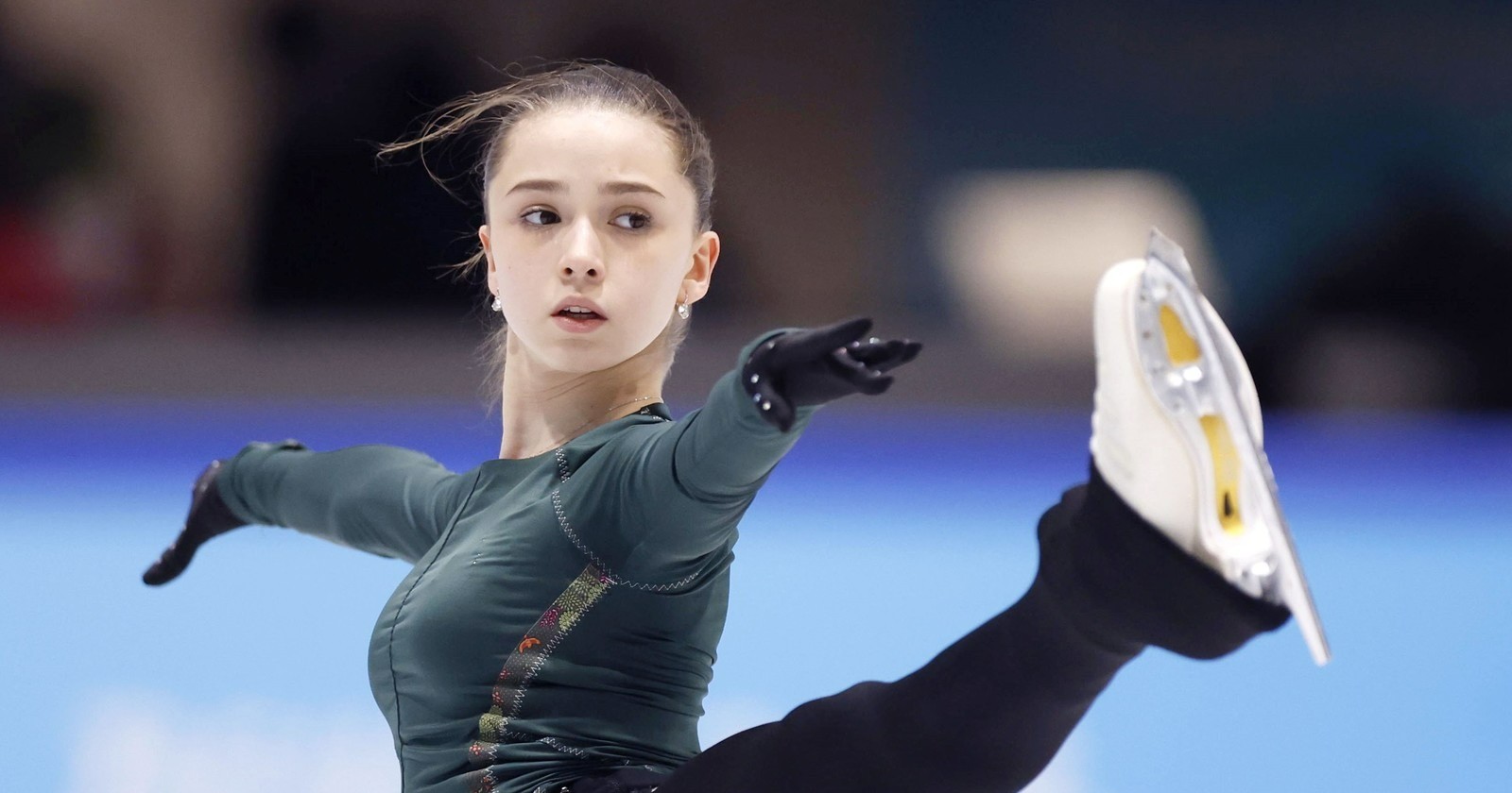 Видео дня!  Камила Валиева расплакалась на плече Этери Тутберидзе