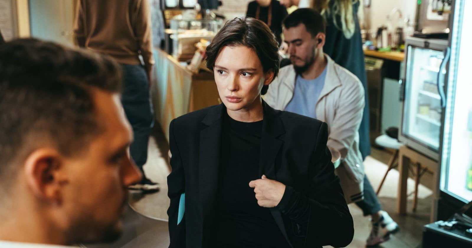 Толстоганова в боди и Андреева воркуют с Бондарчуком.  Премьера сериала "Цыпочки"