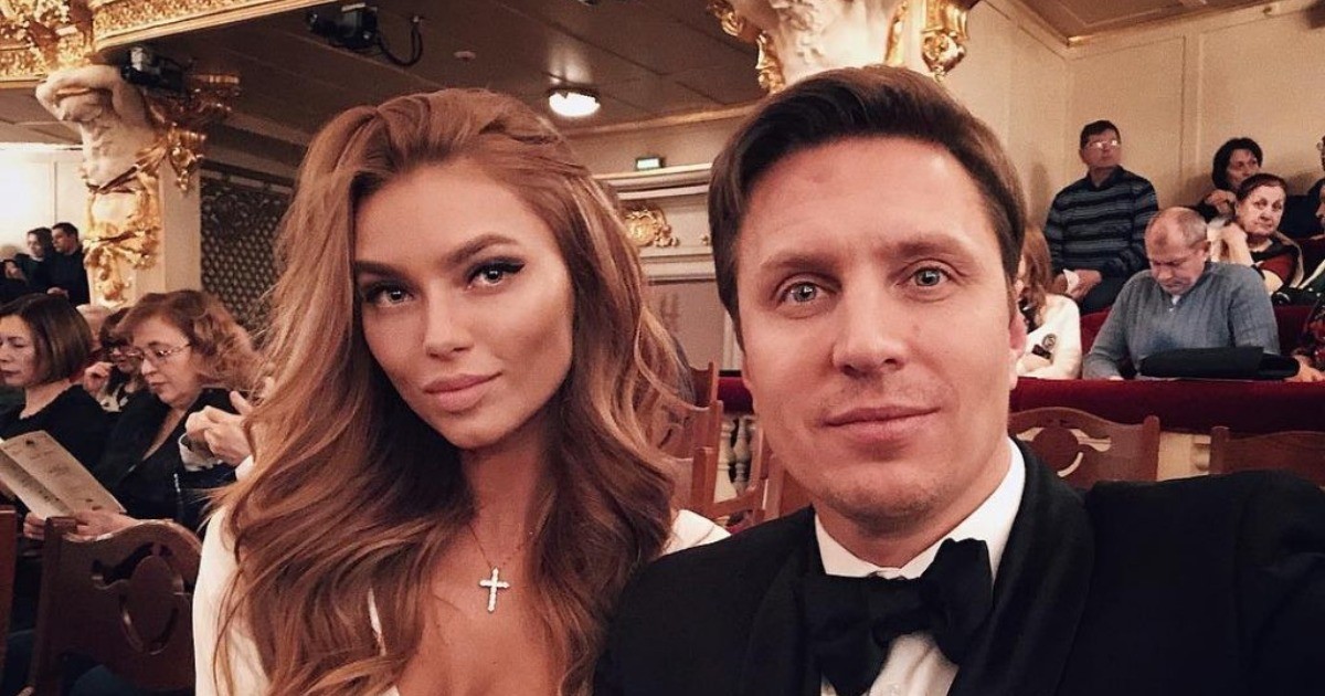 Уехавший из России шоумен Александр Белов разводится с женой