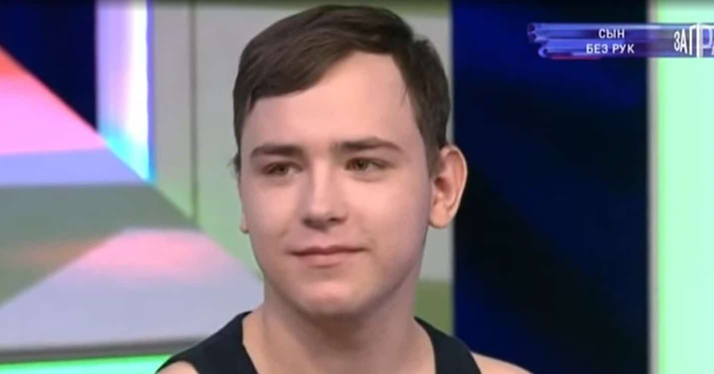 Пишет ногами, мечтает водить машину и обнимать маму.  Судьба 16-летнего Дениса, лишившегося рук