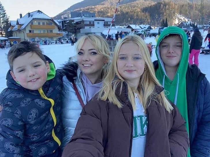 Сейчас у Светланы трое детей, старший сын решил жить с отцом и мачехой в Москве. Сейчас у Светланы трое детей, старший сын решил жить с отцом и мачехой в Москве.