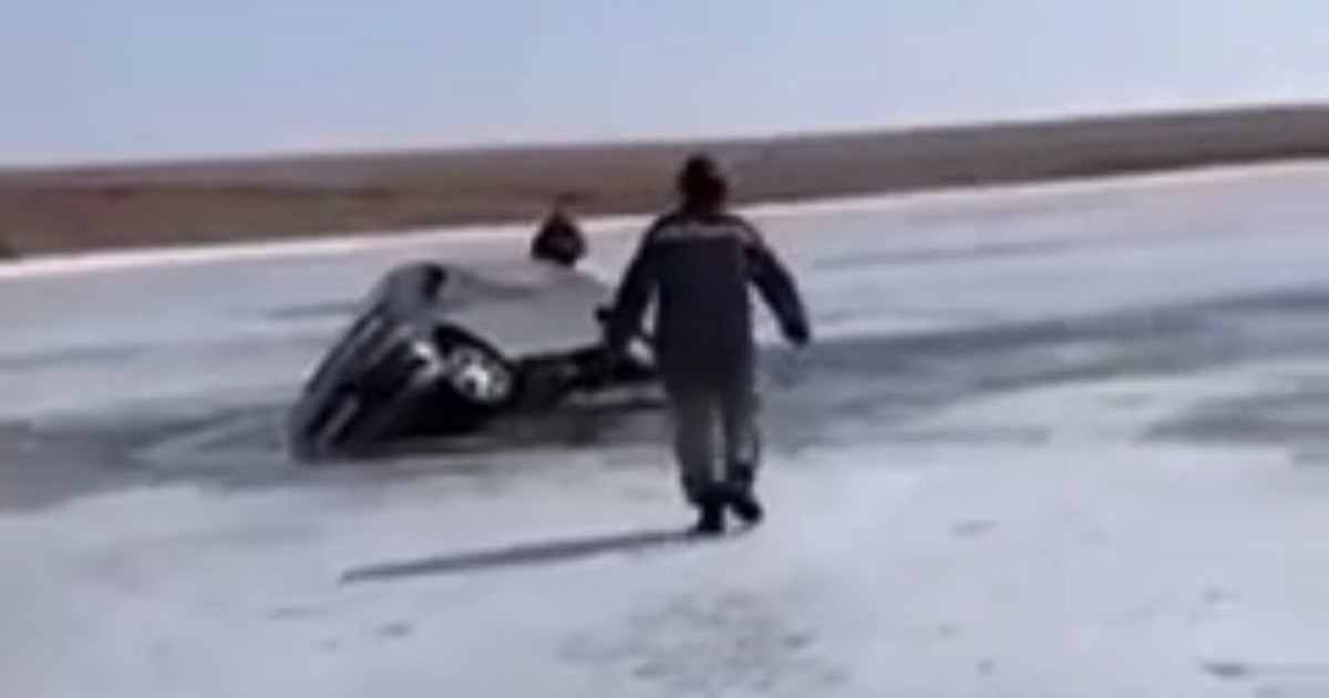 В Иркутске погиб водитель иномарки, решив разгуляться по тонкому льду — видео