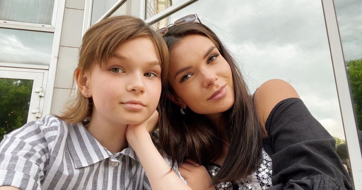 А девочка повзрослела: 14-летняя дочь Кати Жужи позирует в маленьком черном платье