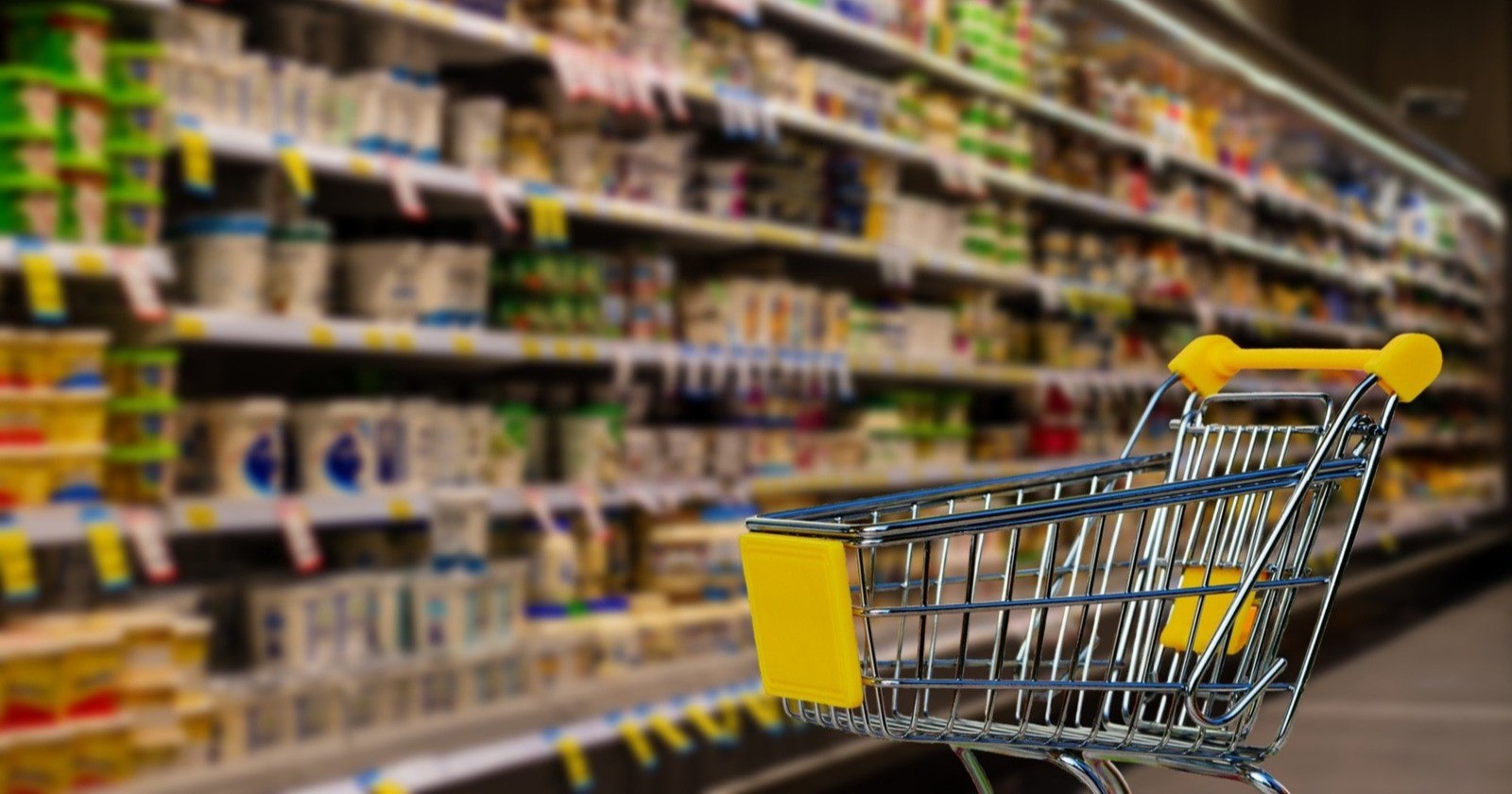Рубль укрепляется, но цены на товары и продукты питания не падают.  Что творится?