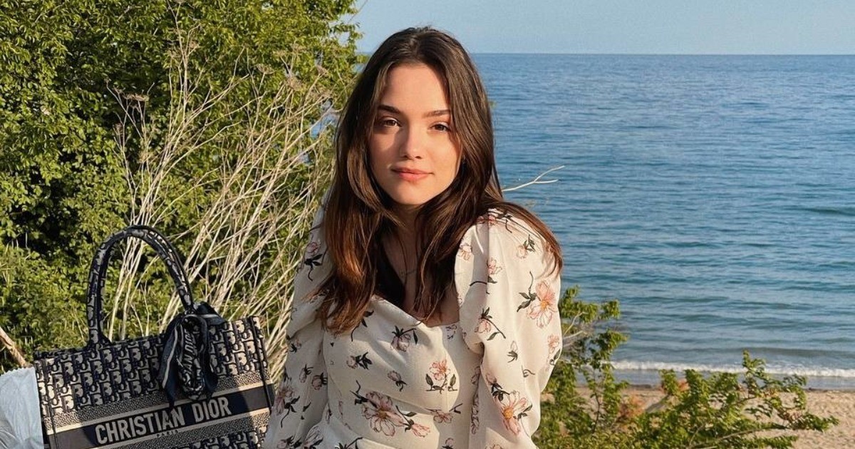 И мы говорили!  Евгения Медведева скрывает, что улетела в отпуск с молодым певцом
