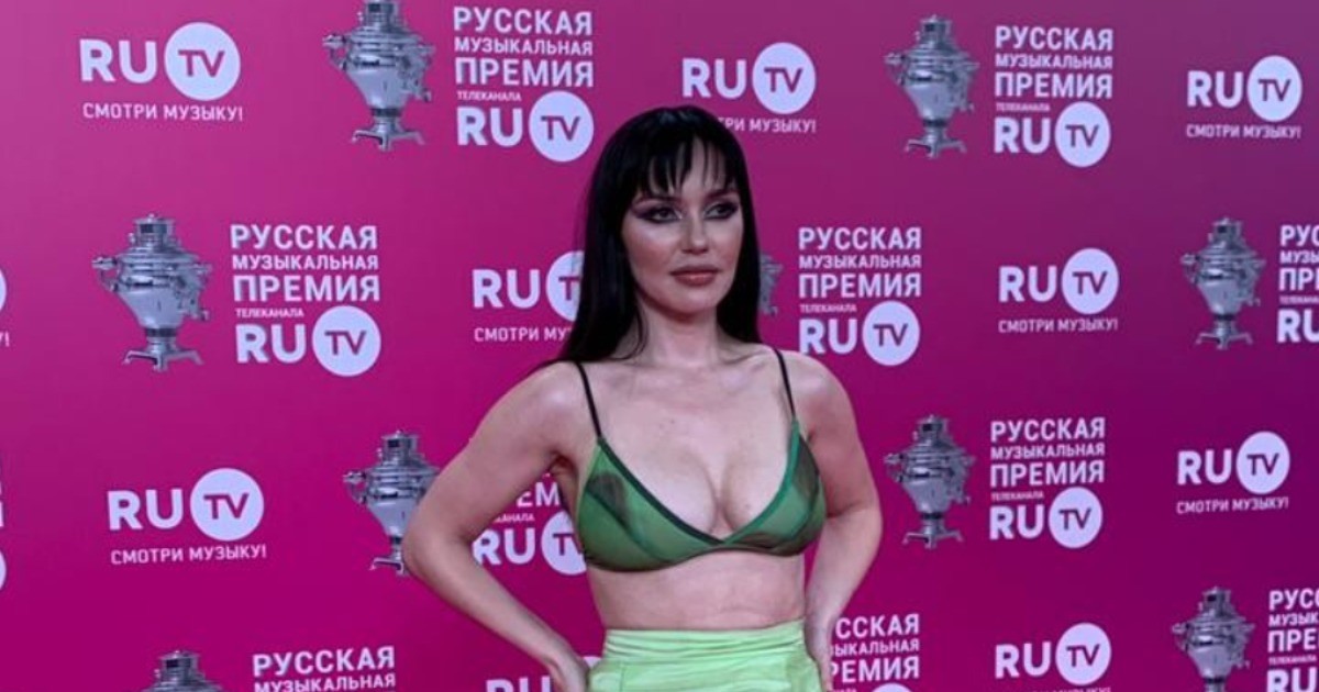Кормила Серябкина с голой грудью, Слава в трусиках, Гагарина с разрезами.  Отслеживать RU.TV онлайн