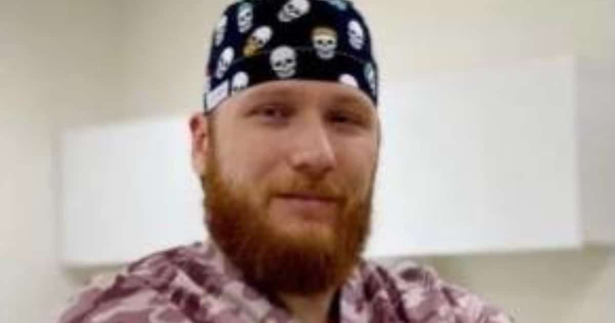 Хирург, вставивший импланты с российским флагом, застраховал руки на 10 миллионов