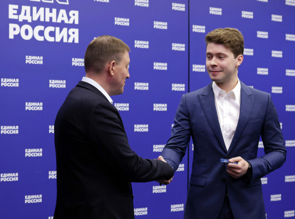 Илья решил пойти в политику и стал партийцем
