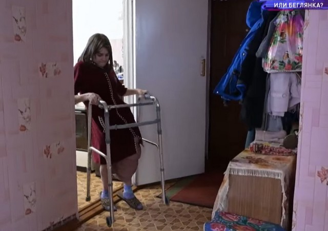 Девушка может ходить только с ходунками Девушка может ходить только с ходунками