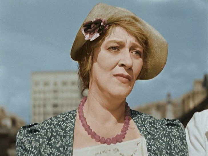 Как и Раневская, певица обожала животных и была скромницей. Как и Раневская, певица обожала животных и была скромницей.