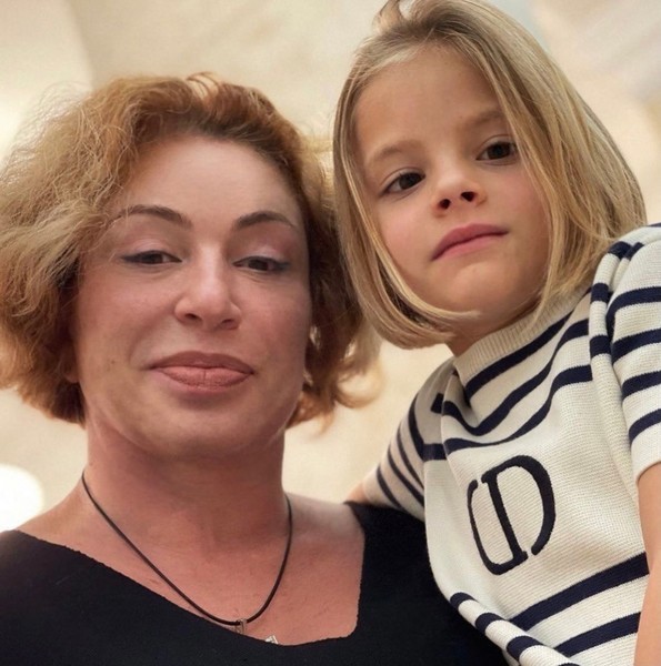 Симона, мать рэпера, тоже часто сталкивается с ненавистью за то, что якобы никого не подпускает к Алисе