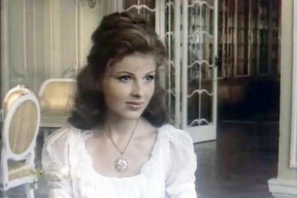 В «Тайнах семьи де Граншан» Арулия сыграла дочь графа.