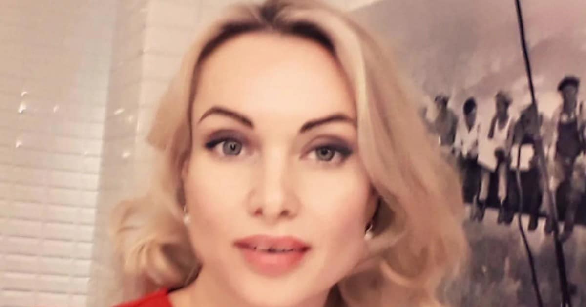 Полиция проводит обыск в квартире бывшего редактора Первого канала Марины Овсянниковой.