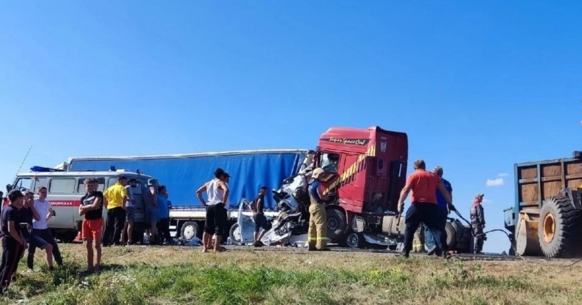 Грузовики раздавили микроавтобус, погибли 16 человек.  Несчастный случай с персоналом в Ульяновской области