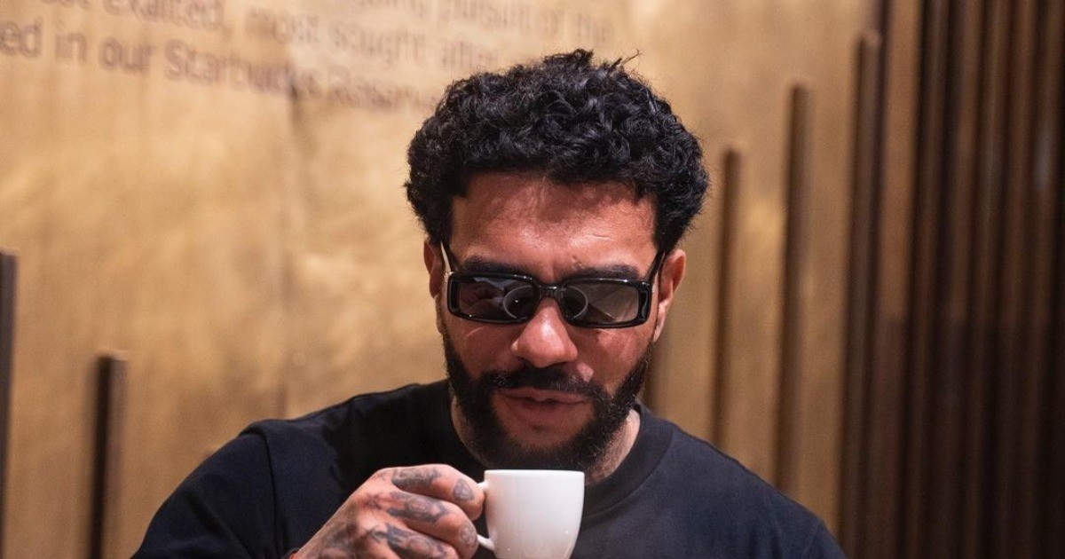 Тимати принимал посетителей в обновленном Starbucks, у которого теперь другое название