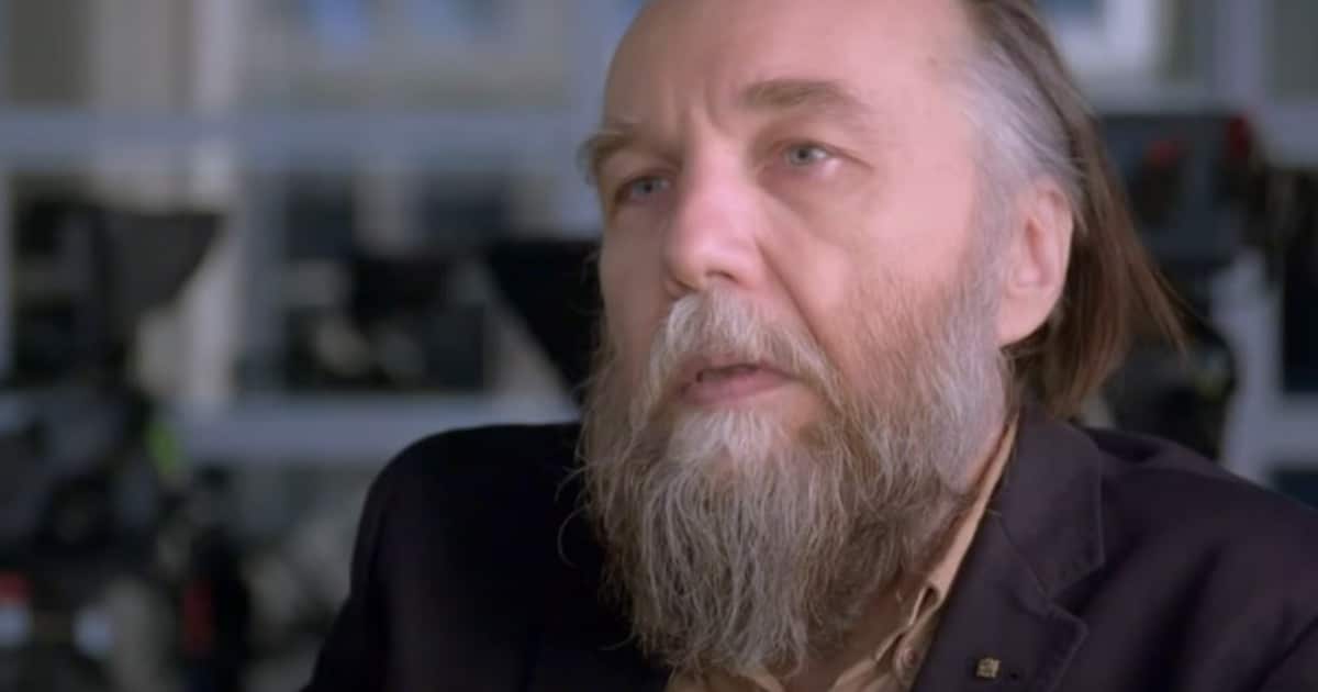 Убитый горем Александр Дугин на месте смерти дочери – видео