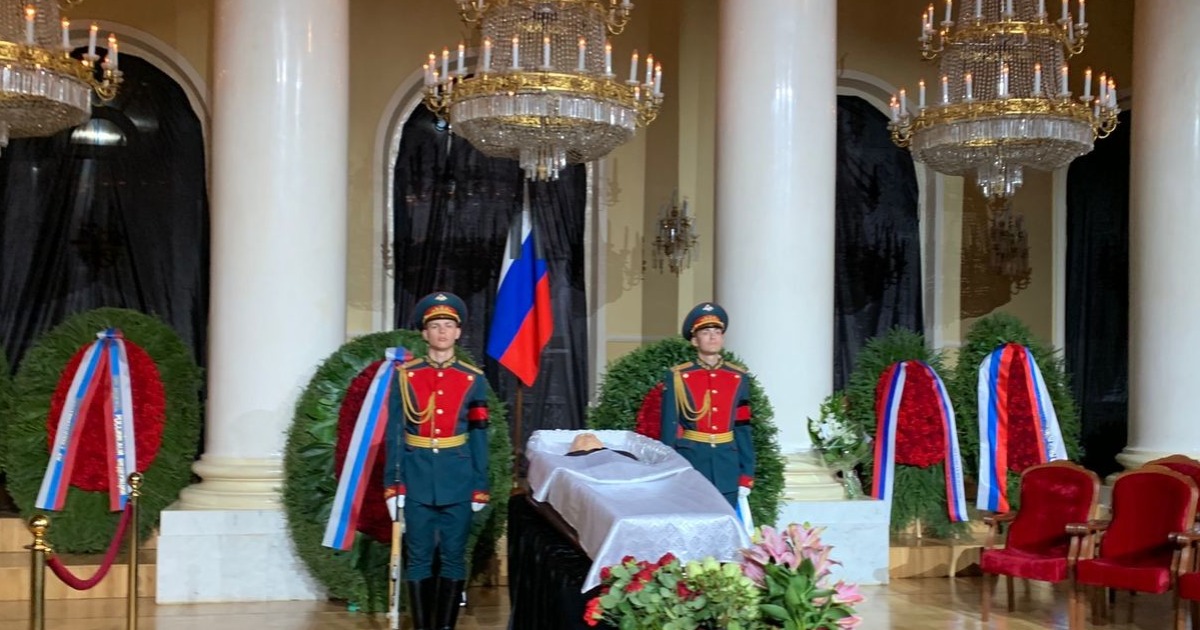 Алла Пугачева и Дмитрий Медведев пришли на прощание с Михаилом Горбачевым