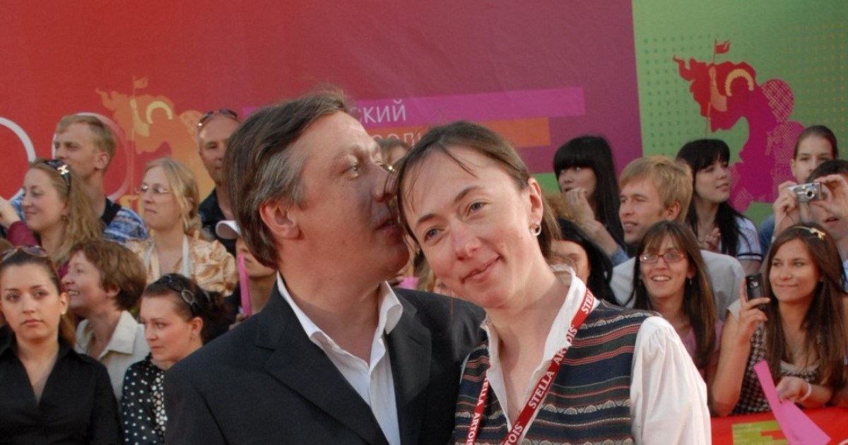 Жена и дочь Михаила Ефремова уезжают из России, пока звездный папа отбывает срок |