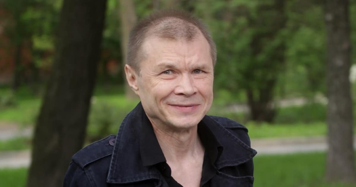 Разделся на сцене, ползал по ковровой дорожке, бросил американку. Эпатажный Александр Баширов